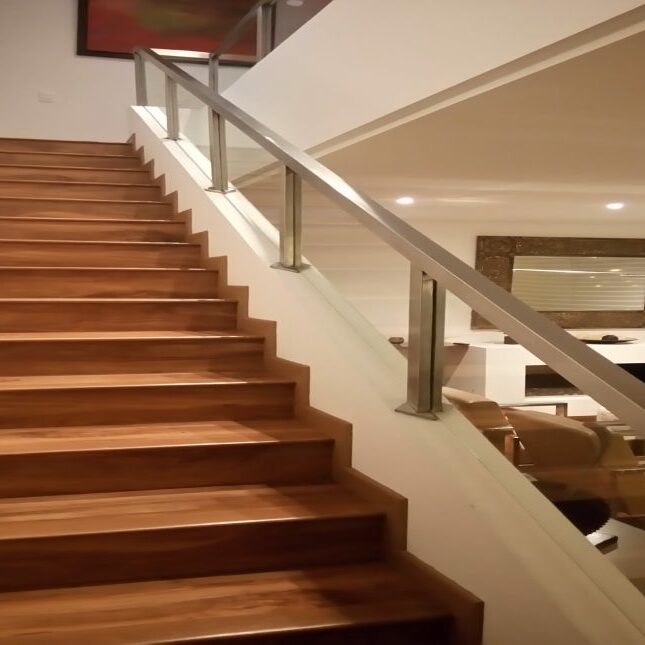 escaleras de madera con barandales